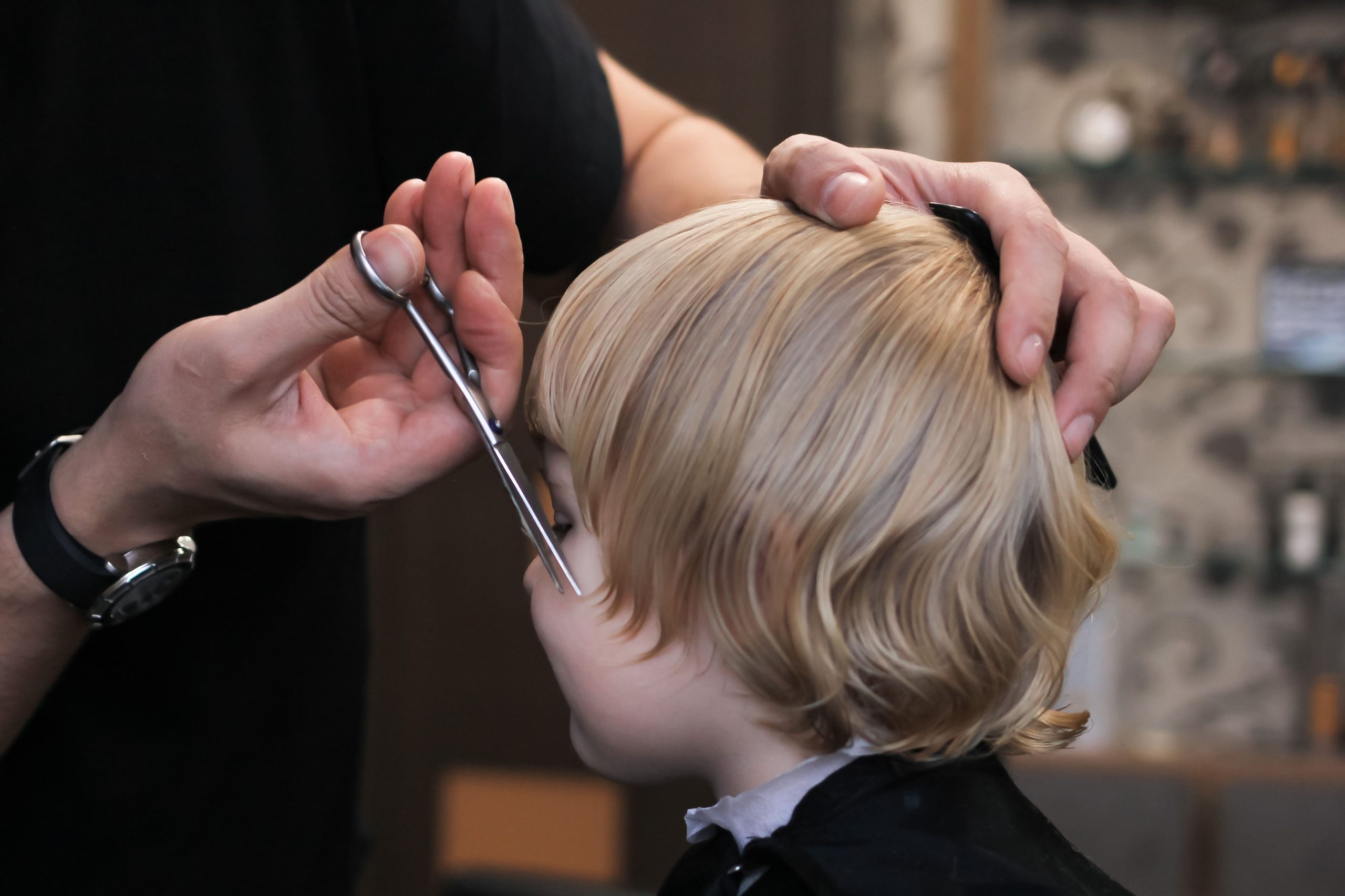 Corte de pelo a niño en peluquería de caballero en Alcalá de Guadaíra